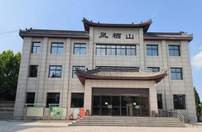 如果我選擇乘坐公交車前往西安鳳棲山墓園南區(qū)，有哪些具體的站點(diǎn)可以上車？