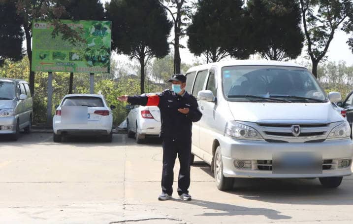 西安市民在選擇公墓時，應如何權衡壽陽山墓園和高橋墓園的優缺點？