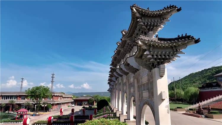 西安霸陵墓園中有哪些不同規格的墓型可供選擇，以及它們各自的特點是什么？