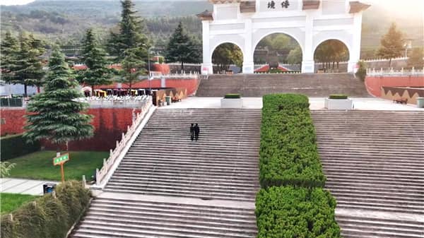 西安霸陵墓園新區和鳳棲山人文紀念園都是西安市的知名墓園，各自有著獨特的特色和優勢