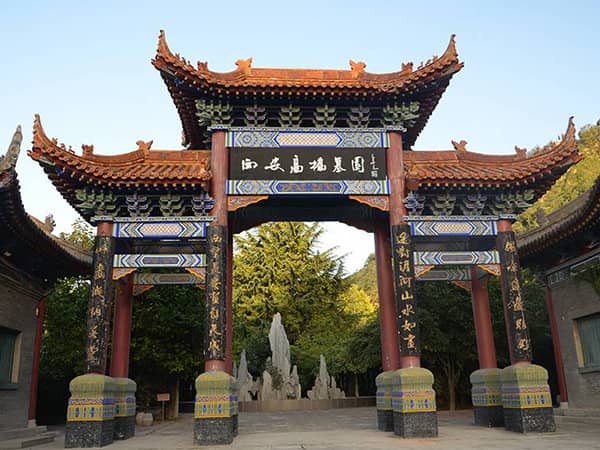 西安高橋墓園目前有哪些已經(jīng)建成的區(qū)域，這些區(qū)域各自有什么特色或命名寓意？